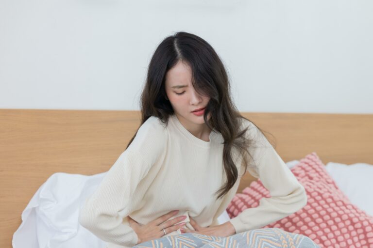 ผู้หญิงปวดท้องเพราะกินยาเยอะเสี่ยงผลข้างเคียงตับ