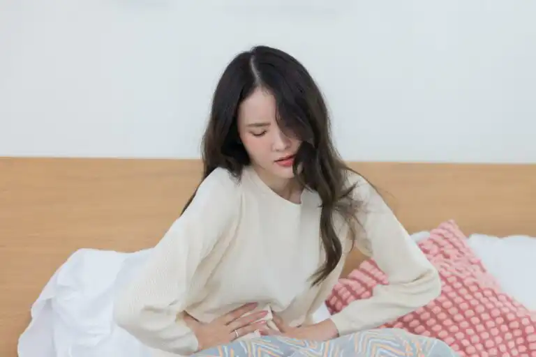 ผู้หญิงปวดท้องเพราะกินยาเยอะเสี่ยงผลข้างเคียงตับ