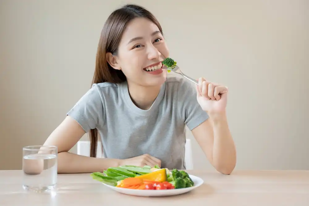 ผู้หญิงกินอาหารมีประโยชน์ ป้องกันอาการตัวเหลือง ตาเหลือง และเสี่ยงเป็นโรคตับ