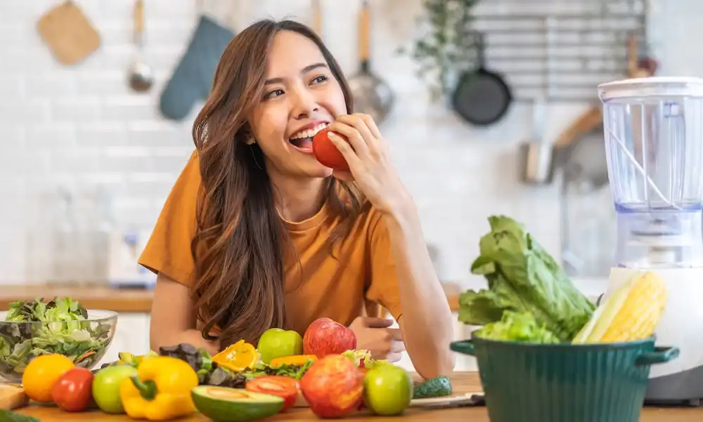 ผู้หญิงใช้วิธีบำรุงตับ ด้วยการกินอาหารมีประโยชน์
