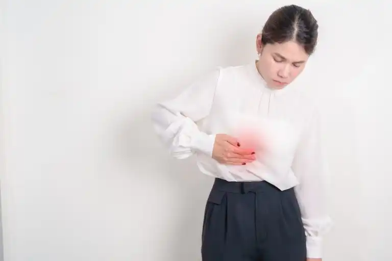 จุก เสียด แน่นท้อง คล้ายกรดไหลย้อน อาจเป็นอาการโรคตับเริ่มแรก